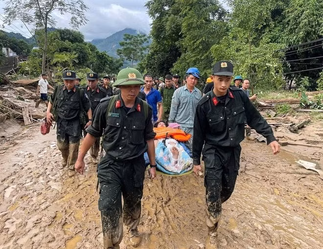 Lực lượng công an cứu hộ, cứu nạn người dân xã Tân Dương, huyện Bảo Yên, tỉnh Lào Cai.