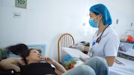 Nhiều bệnh nhân mắc bệnh cơ xương khớp điều trị tại Khoa Y học cổ truyền.