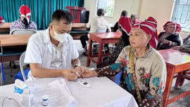 Khám sàng lọc, tư vấn sức khỏe cho 915 người cao tuổi xã Cốc San