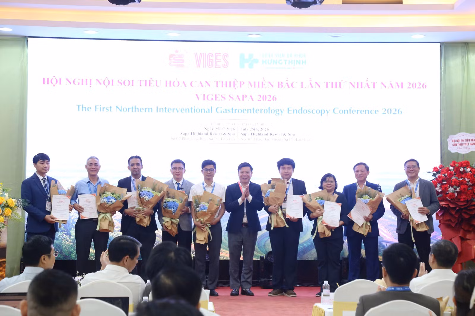 Trao hoa và chứng nhận cho chủ tọa đoàn và các báo cáo viên.
