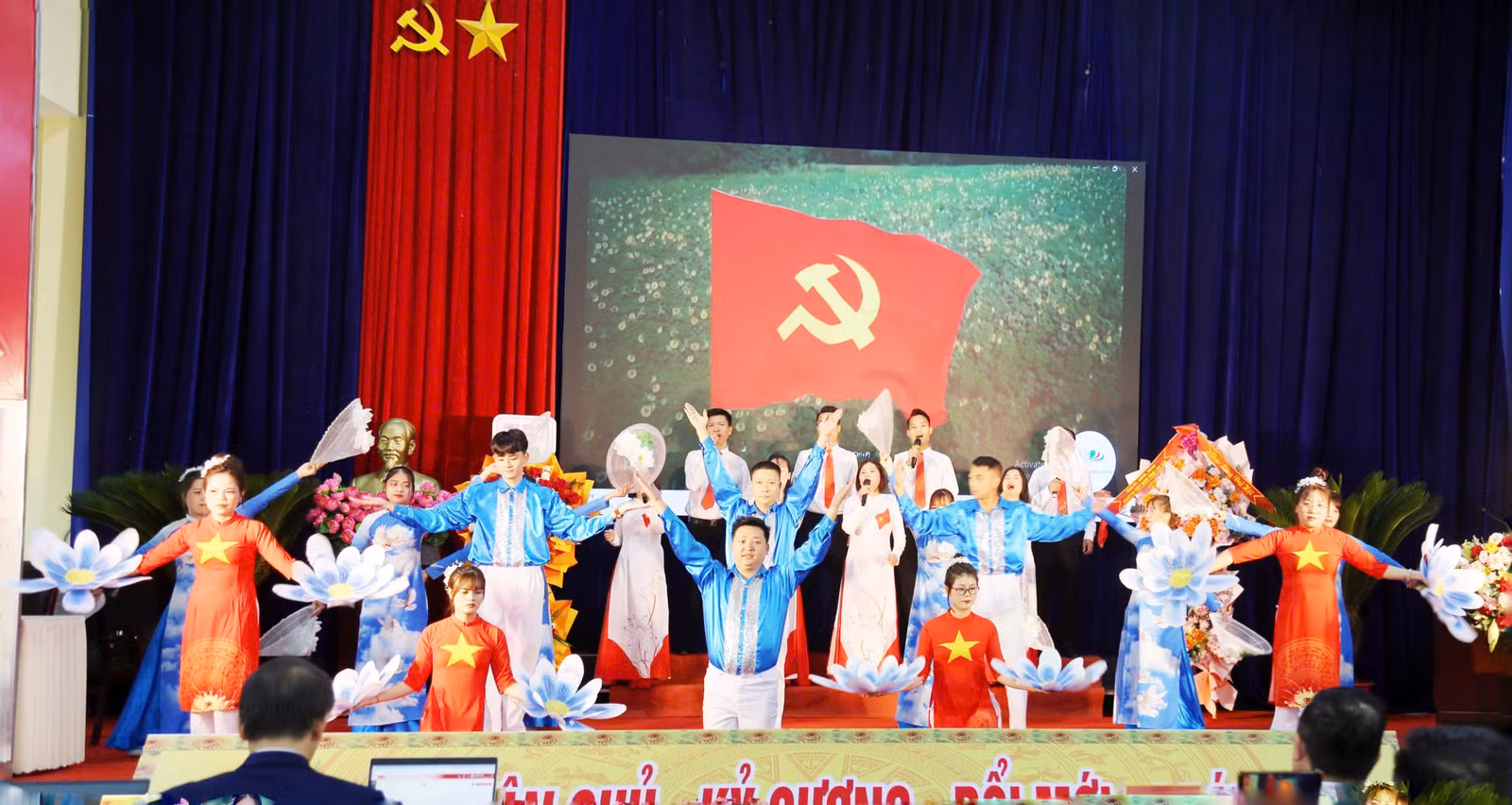 Tiết mục văn nghệ đặc sắc chào mừng đại hội.