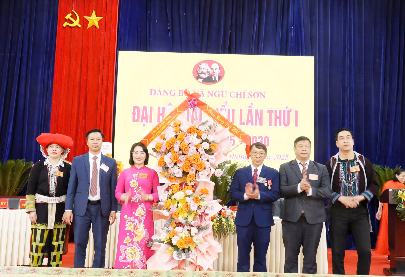 Đồng chí Ngô Hữu Quý, Phó Ban Tổ chức Tỉnh ủy trao tặng lẵng hoa của Tỉnh ủy, HĐND, UBND, Ủy ban MTTQ Việt Nam tỉnh Lào Cai chúc mừng đại hội.