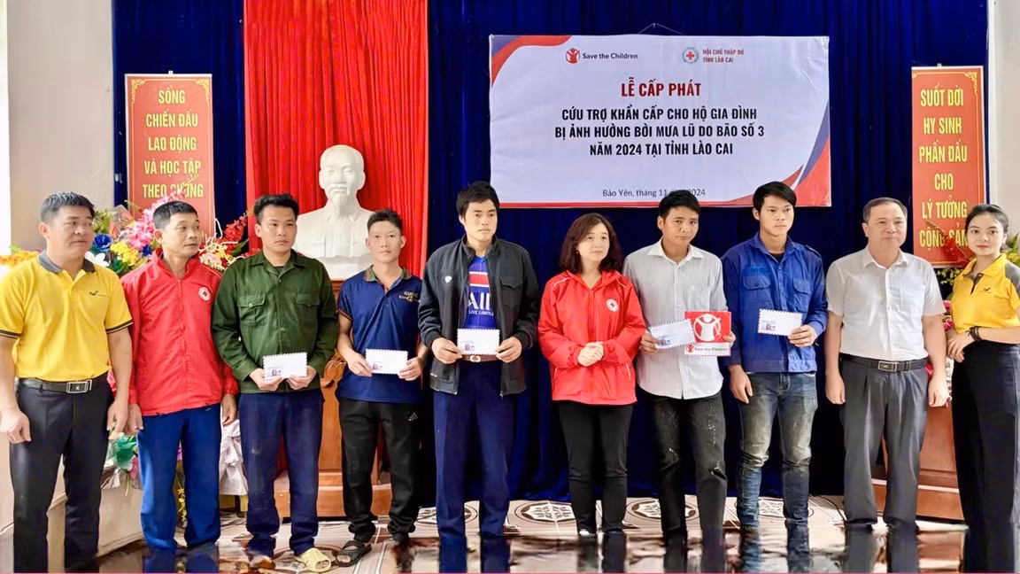 trao-tien-ho-tro-cho-cac-ho-gia-dinh-bi-anh-huong-con-bao-so-3-tai-xa-tan-tien.jpg