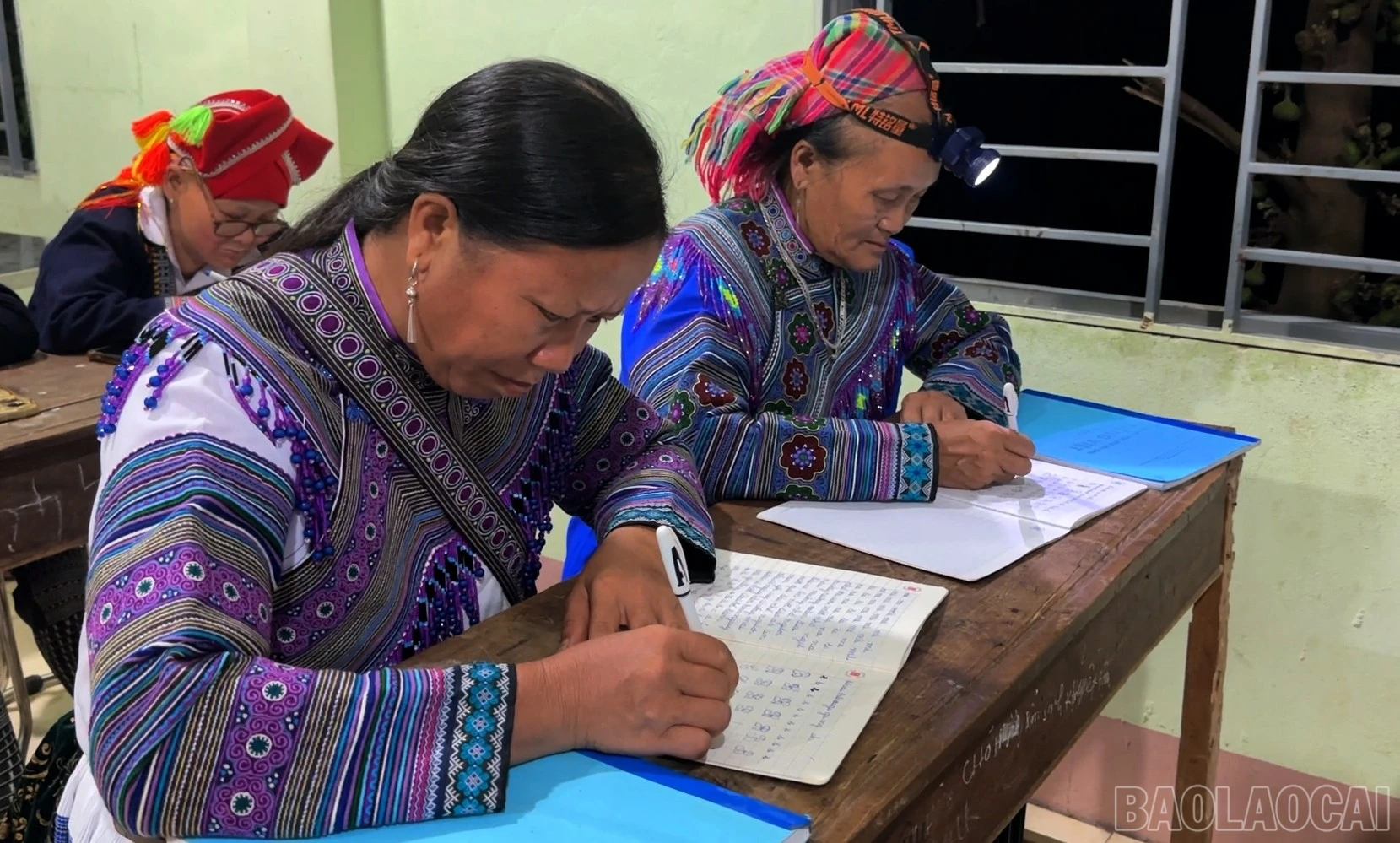 Ban ngày gắn bó với ruộng đồng, tối đến các học viên lại cắp sách đến lớp. Ánh đèn pin soi lối qua những con đường bản cũng là ánh sáng dẫn họ đến gần hơn với con chữ. Những ngày mưa không thể lên nương, nhiều người còn chủ động xin cô giáo tăng thời gian học vào ban ngày, mong sớm đọc thông, viết thạo.