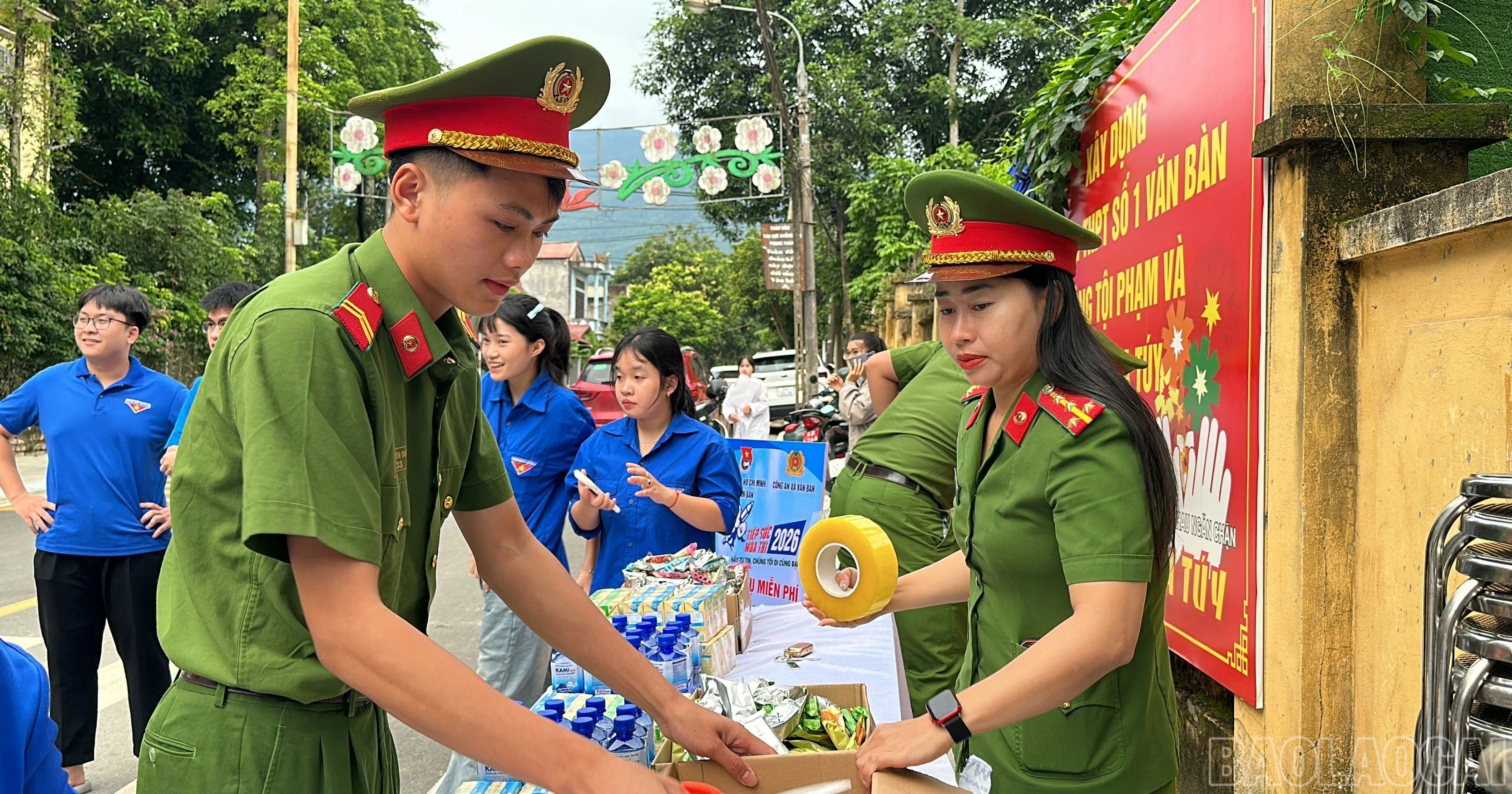 Chiến sĩ công an chuẩn bị đồ ăn miễn phí cho thí sinh.