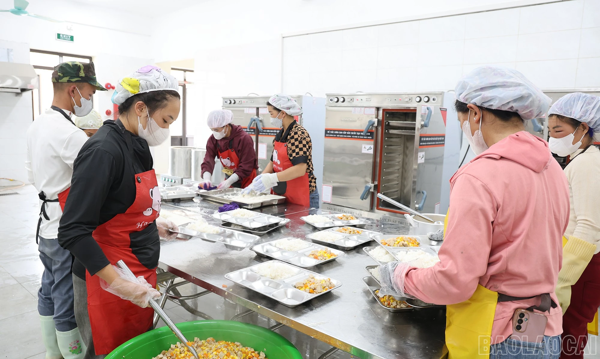 Những bữa ăn bán trú được quan tâm.