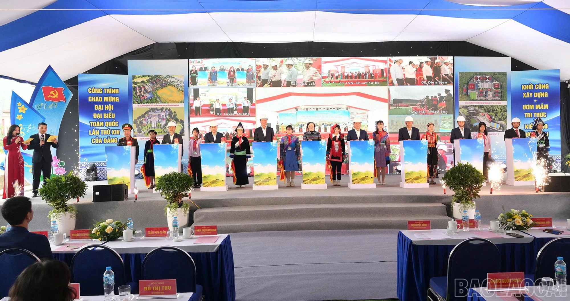 baolaocai-br_pho-thu-tuong-pham-thi-thanh-tra-cung-cac-dai-bieu-thuc-hien-nghi-thuc-khoi-cong-cac-du-an-truong-noi-tru-lien-cap-tren-dia-ban-tinh-lao-cai.jpg