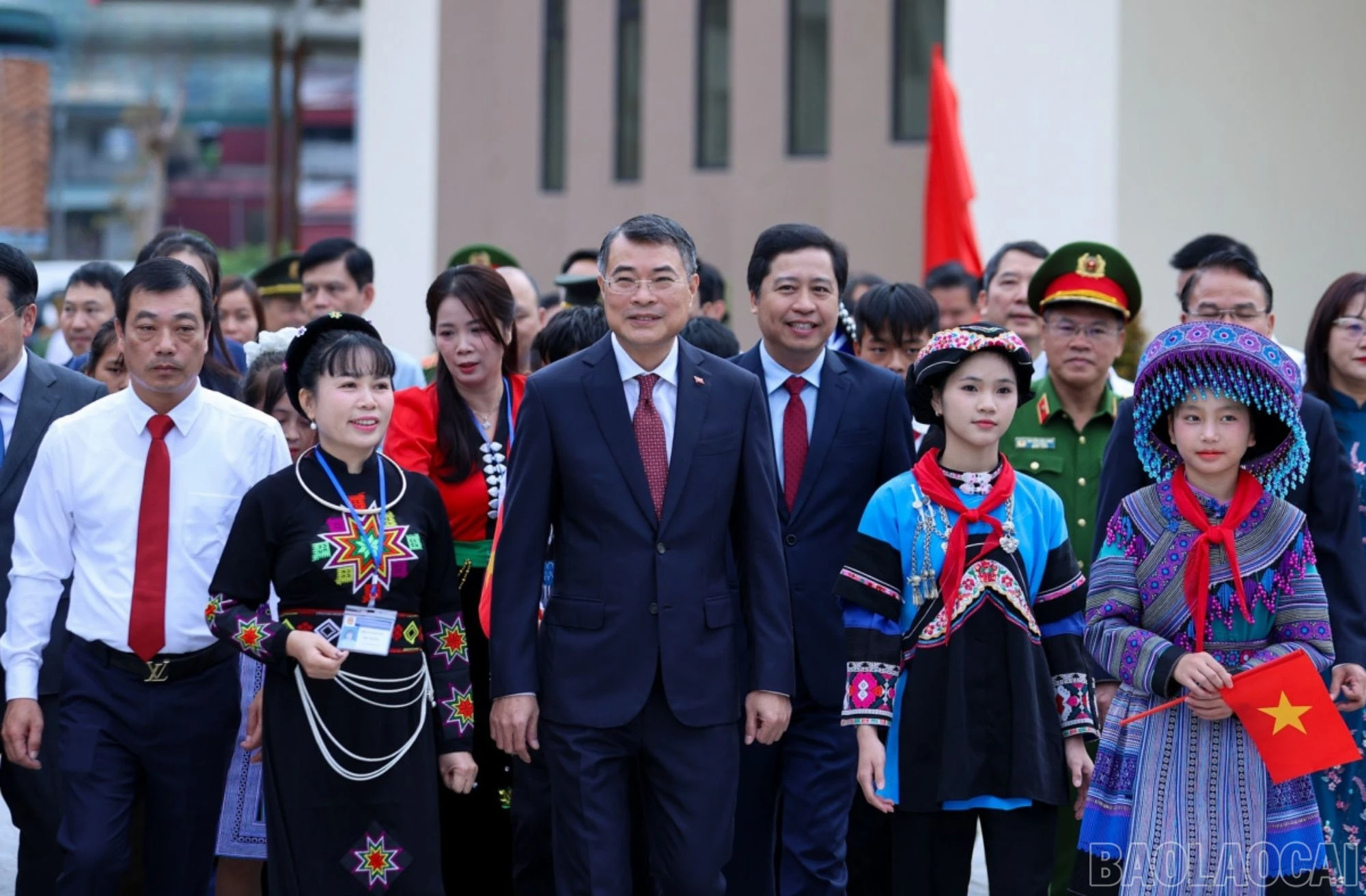 Thủ tướng Lê Minh Hưng dự lễ khánh thành và khai giảng năm học mới tại Trường Phổ thông nội trú Tiểu học và THCS Mường Khương.