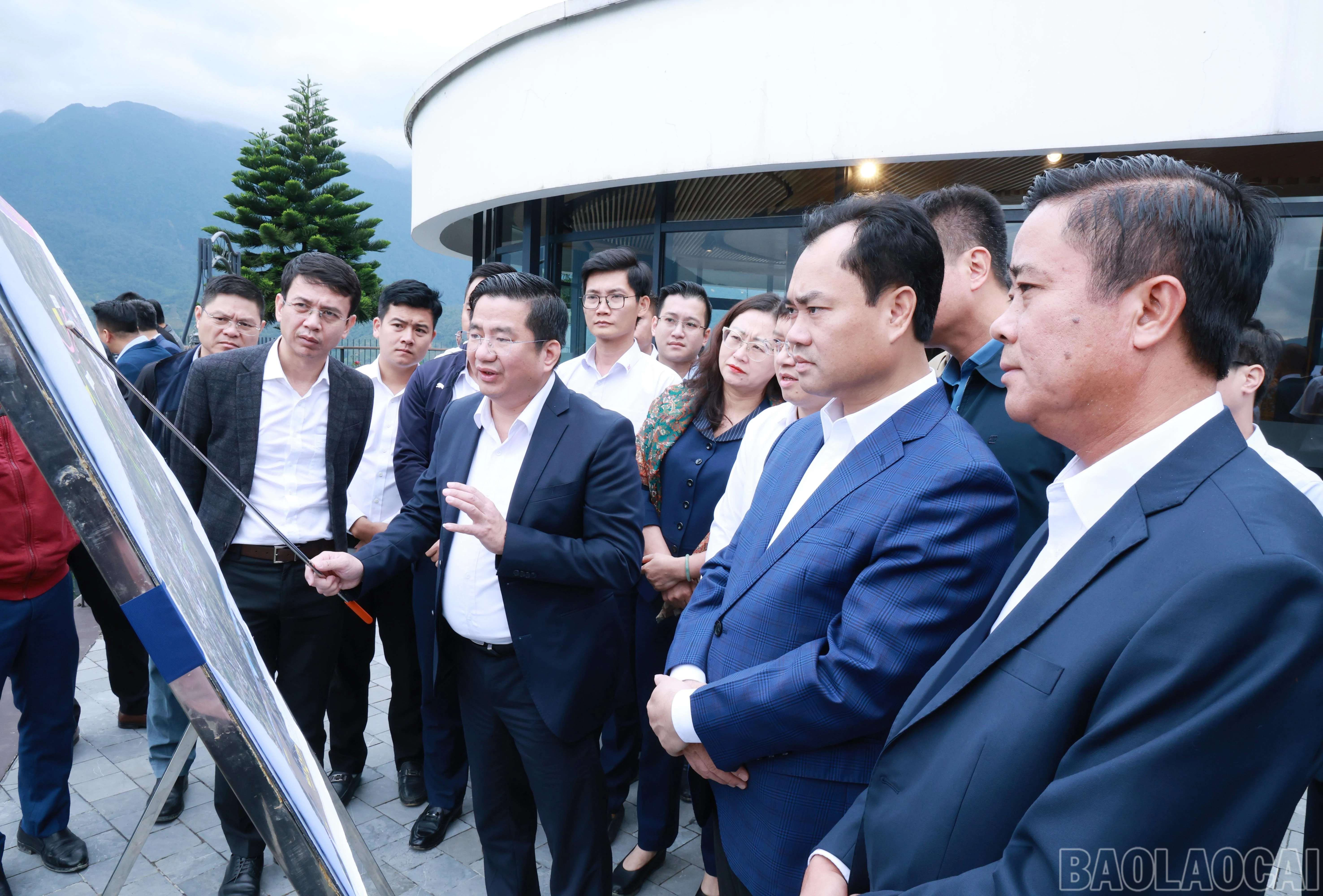 baolaocai-br_cac-dong-chi-thuong-truc-tinh-uy-kiem-tra-du-an-khu-do-thi-dong-bac-duong-ket-noi-tu-duong-tranh-quoc-lo-4d-den-trung-tam-sa-pa-va-phuong-an-ham-xuyen-nui-ham-rong.jpg