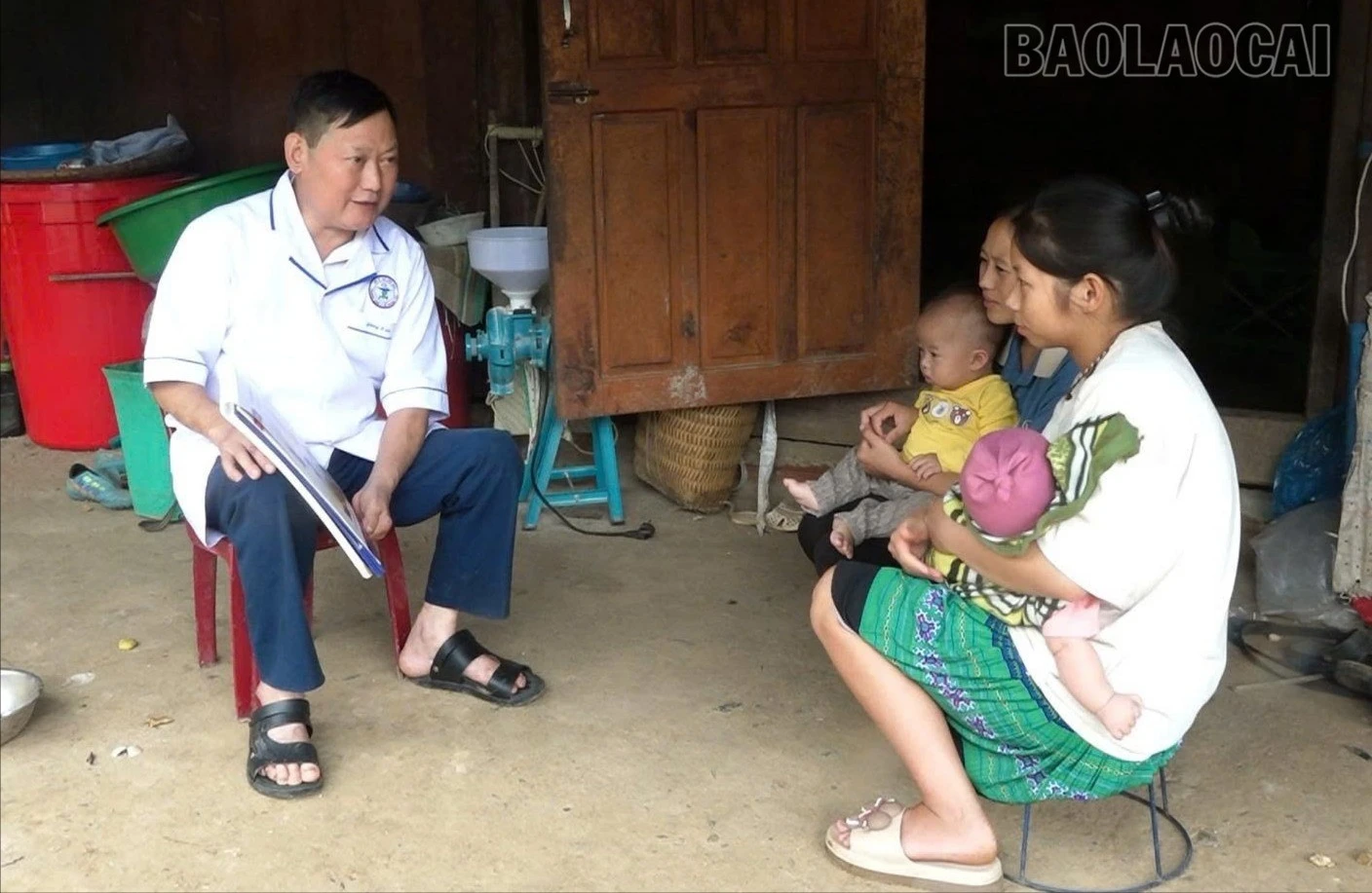 Cán bộ y tế hướng dẫn các bà mẹ cách chăm sóc trẻ, theo dõi cân nặng, chiều cao định kỳ.
