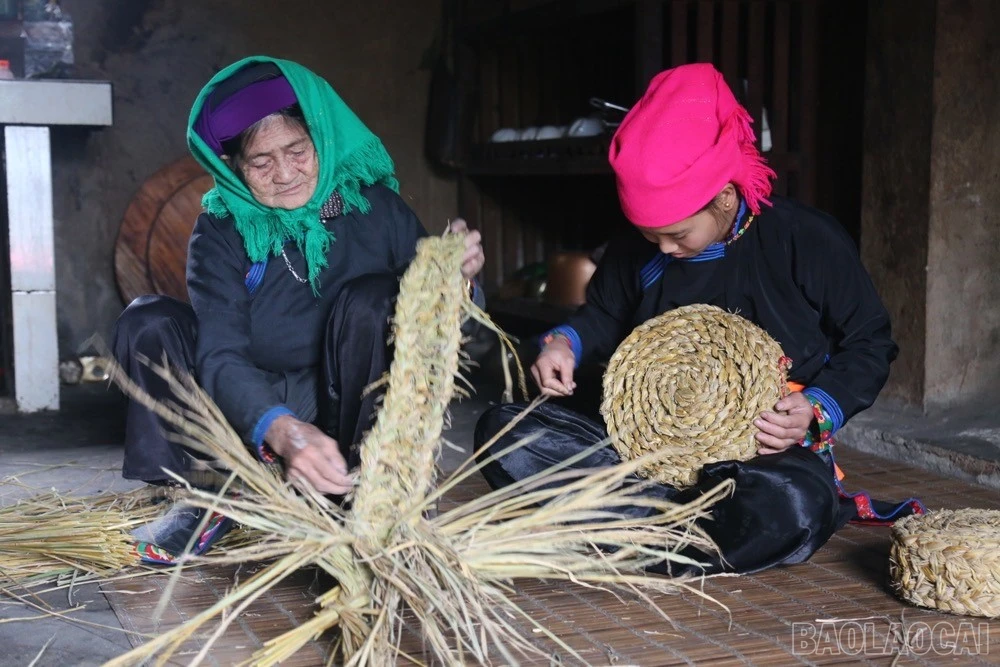 baolaocai-br_ba-vang-thi-quyen-truyen-day-nghe-lam-ghe-rom-cho-chau-dau.jpg