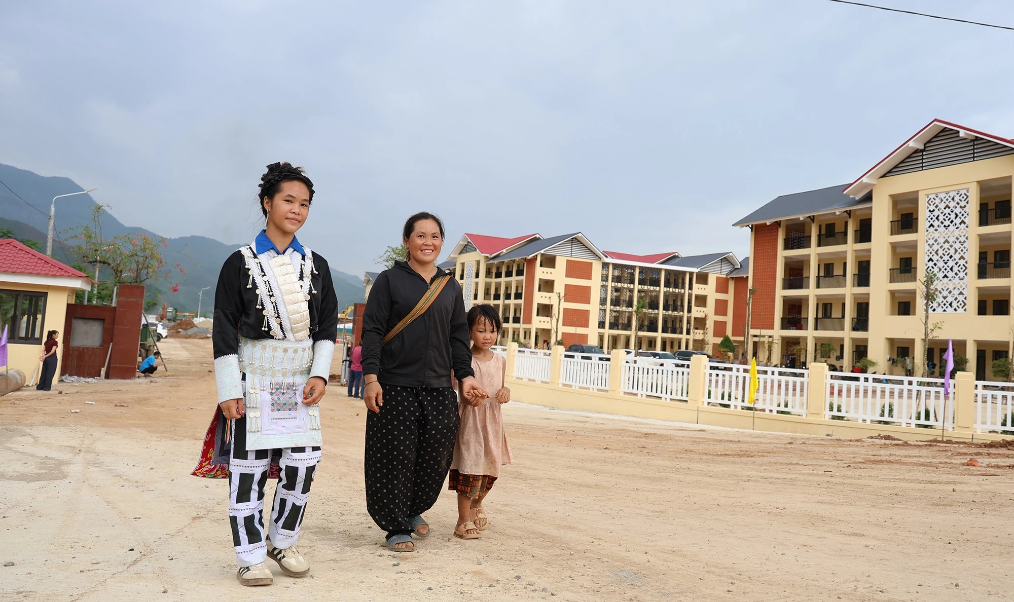 Phụ huynh đưa con thăm trường nội trú liên cấp A Mú Sung.