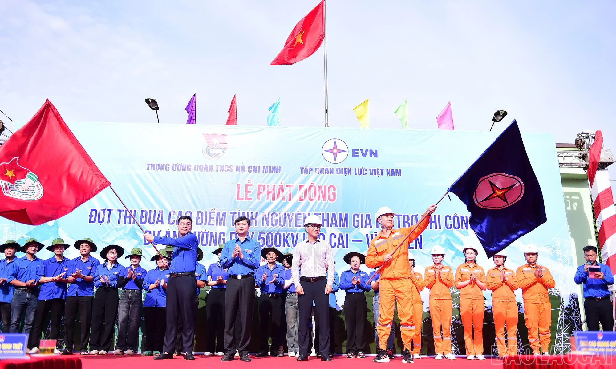 baolaocai-br_anh-1-dc-nguyen-minh-triet-bi-thu-trung-uong-doan-chu-tich-hoi-sinh-vien-vn-trao-co-lenh-phat-dong-dot-thi-dua-cao-diem-tinh-nguyen-tham-gia-thuc-hien-cong-trinh-duong-day.jpg