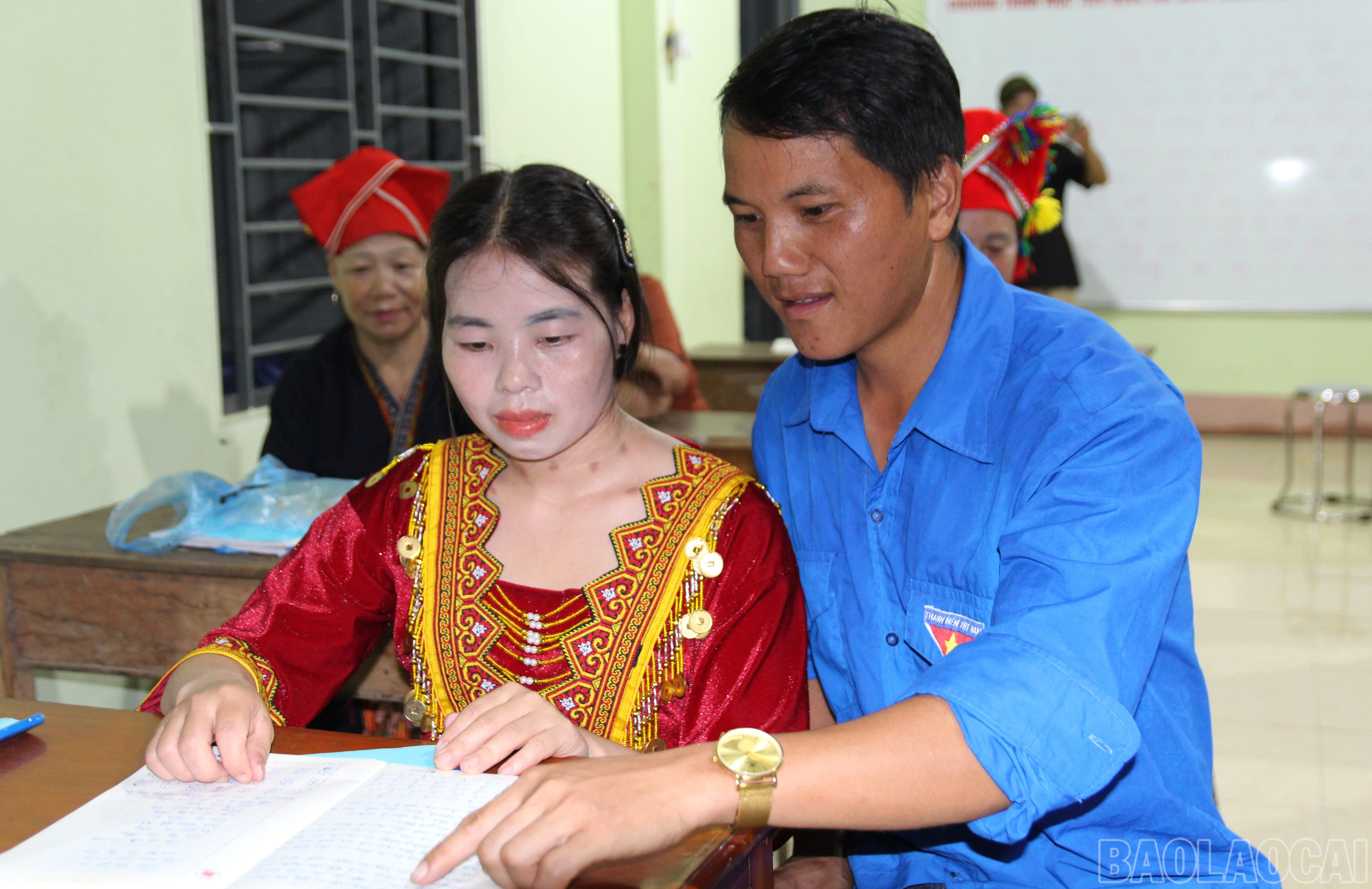 Trong lớp học còn có những cặp vợ chồng cùng nhau đi tìm con chữ. Chị Lù Thị Dảnh, sinh năm 1996, từng học hết lớp 5 nhưng sau nhiều năm không sử dụng, những con chữ dần mai một. Thấy vợ gặp nhiều khó khăn trong cuộc sống và công việc vì quên chữ, anh Sùng Seo Hải - Bí thư Chi đoàn thôn Thùng, đã động viên chị đến lớp học xóa mù chữ mỗi tối.