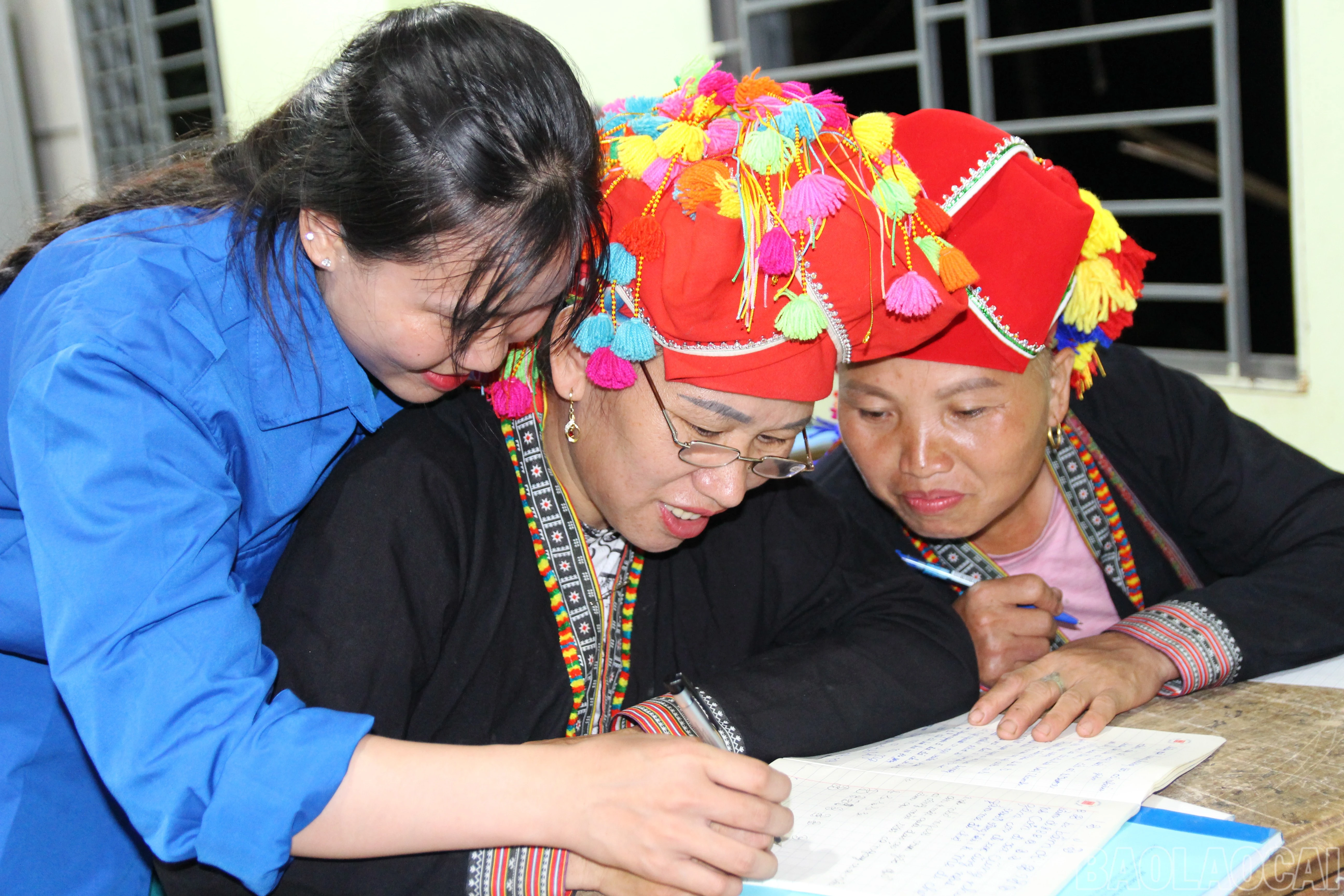 Những lớp học ban đêm còn được thắp sáng bởi tinh thần tình nguyện của tuổi trẻ. 15 đoàn viên, thanh niên, chủ yếu là sinh viên và thanh niên nghỉ hè trở về địa phương, đã đồng hành cùng cô giáo, kiên nhẫn kèm cặp từng học viên, góp sức "gieo" con chữ đến với bà con.
