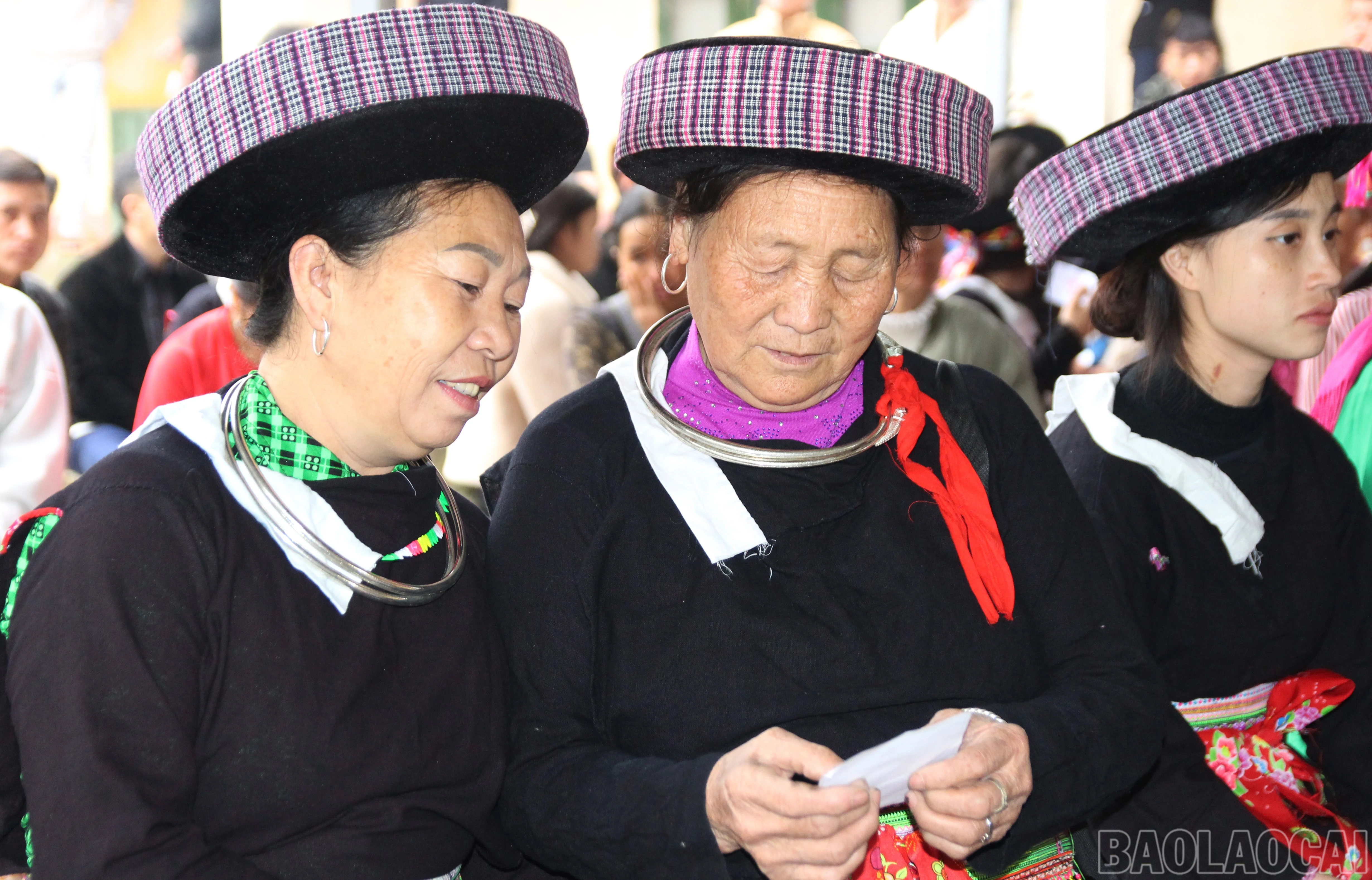 Kiểm tra lại thẻ cử tri.