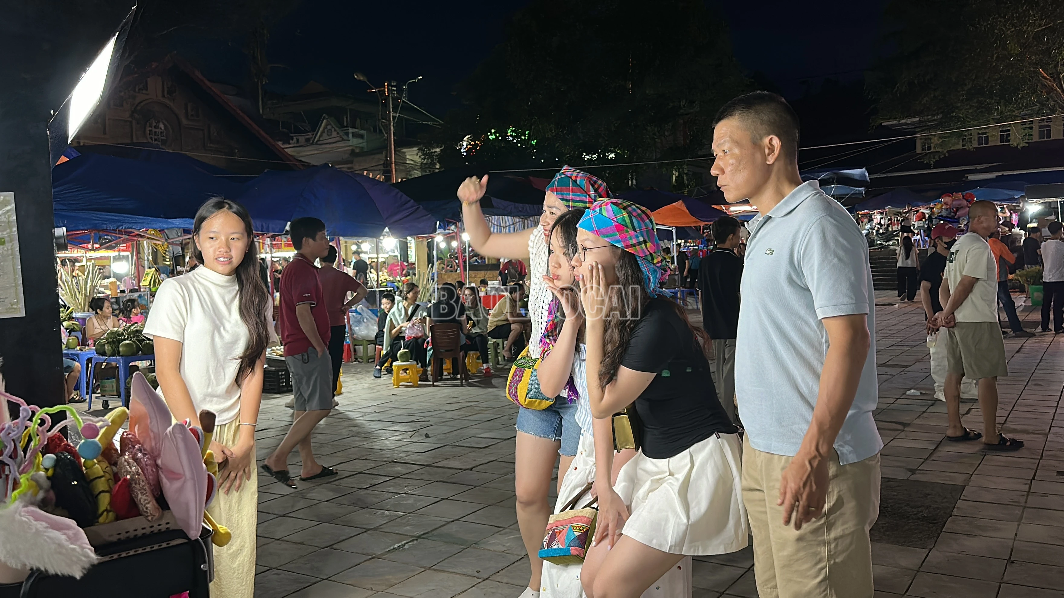 Nhiều dịch vụ, hàng hóa đa dạng tại chợ đêm Bắc Hà.