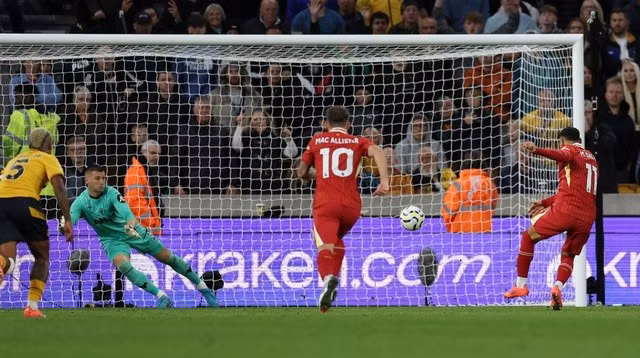 Mohamed Salah ghi bàn từ chấm phạt đền... đưa Liverpool bay lên đỉnh bảng.