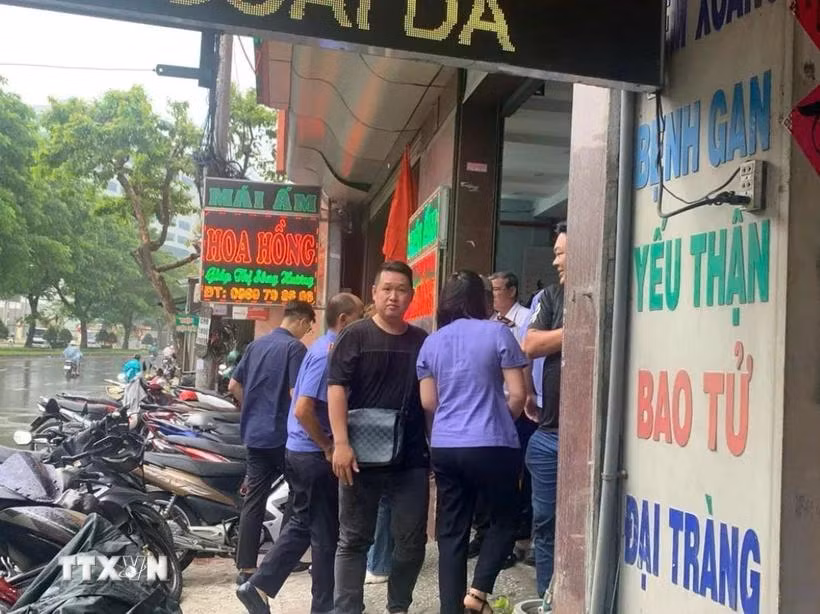 Các lực lượng chức năng kiểm tra Mái ấm Hoa Hồng tại L52 Tô Ký, phường Trung Mỹ Tây, Quận 12 (Thành phố Hồ Chí Minh) vào sáng 4/9. (Ảnh: TTXVN)