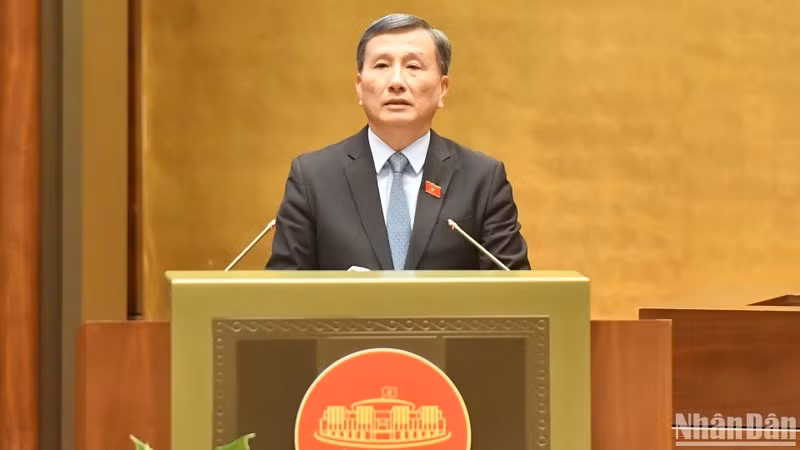 Chủ nhiệm Ủy ban Khoa học, Công nghệ và Môi trường Lê Quang Huy trình bày tóm tắt Báo cáo một số vấn đề lớn về việc giải trình, tiếp thu, chỉnh lý dự thảo Luật Địa chất và khoáng sản. (Ảnh: ĐĂNG KHOA)