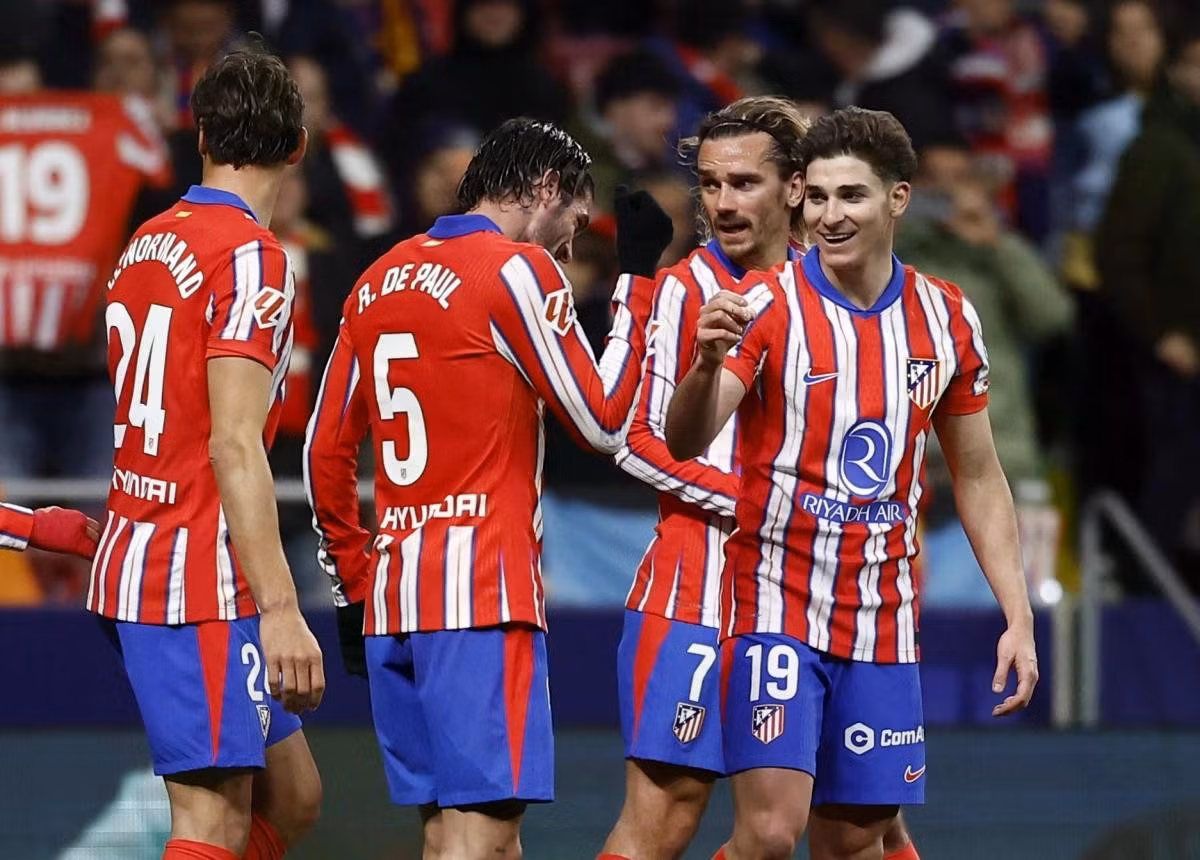 Các cầu thủ Atletico Madrid ăn mừng bàn mở tỉ số (Ảnh: Reuters).