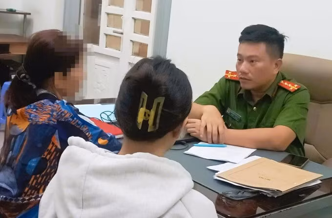 Công an làm việc với hai mẹ con nạn nhân. Ảnh: Công an Đồng Nai