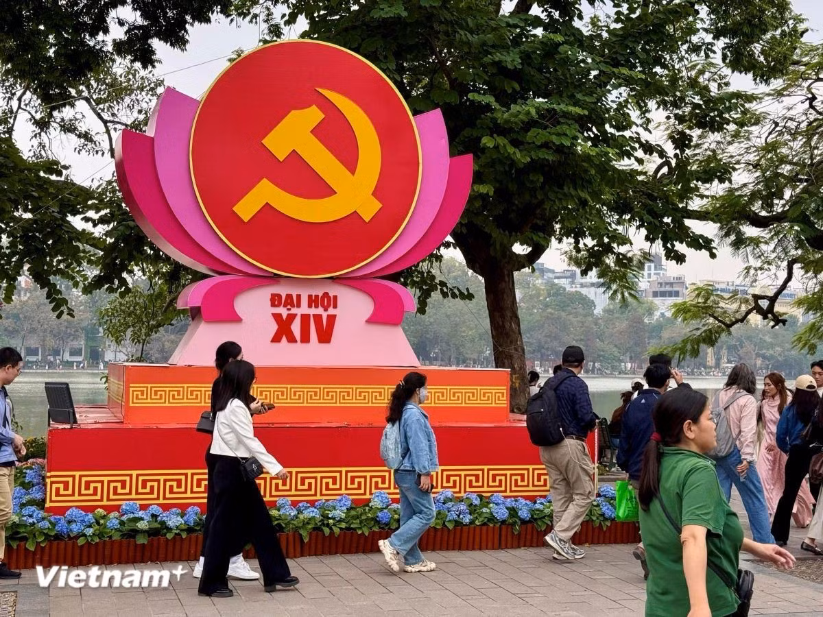 Không gian bên bờ Hồ Hoàn Kiếm, Hà Nội ngày 19/1/2026. (Ảnh: Thái Hà/Vietnam+)