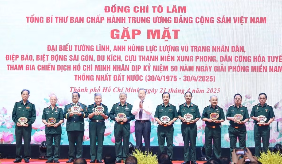 Tổng Bí thư nhấn mạnh: Thế hệ hôm nay và mai sau mãi mãi tri ân, khắc ghi công lao trời biển của Đảng, của Bác Hồ, của hàng triệu chiến sĩ, Anh hùng liệt sĩ và các tầng lớp nhân dân