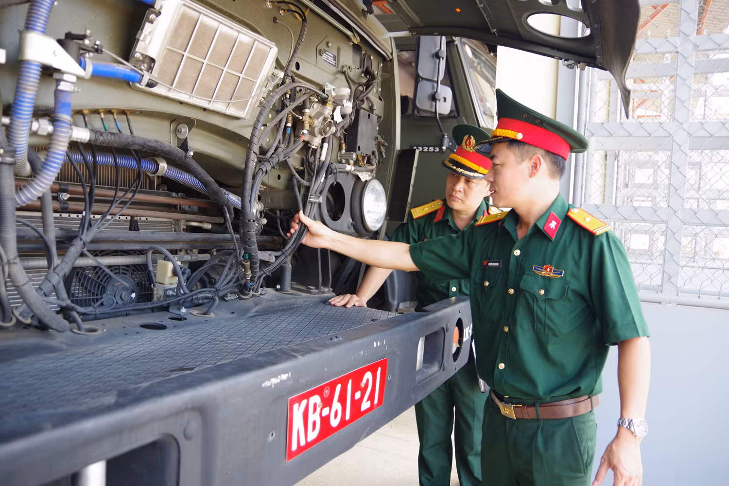 Kiểm tra phương tiện ô tô sẵn sàng chở quân tham gia cứu hộ, cứu nạn.