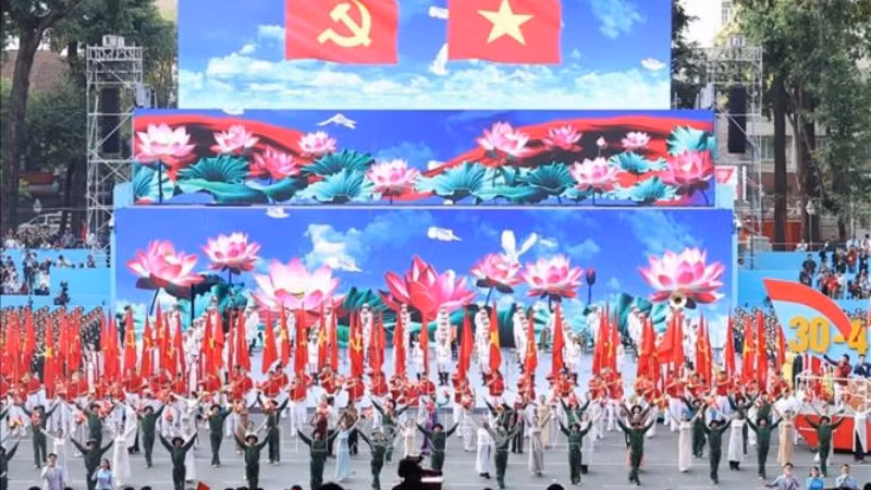 Chương trình nghệ thuật “Rạng rỡ non sông Việt Nam”. (Ảnh: TTXVN)