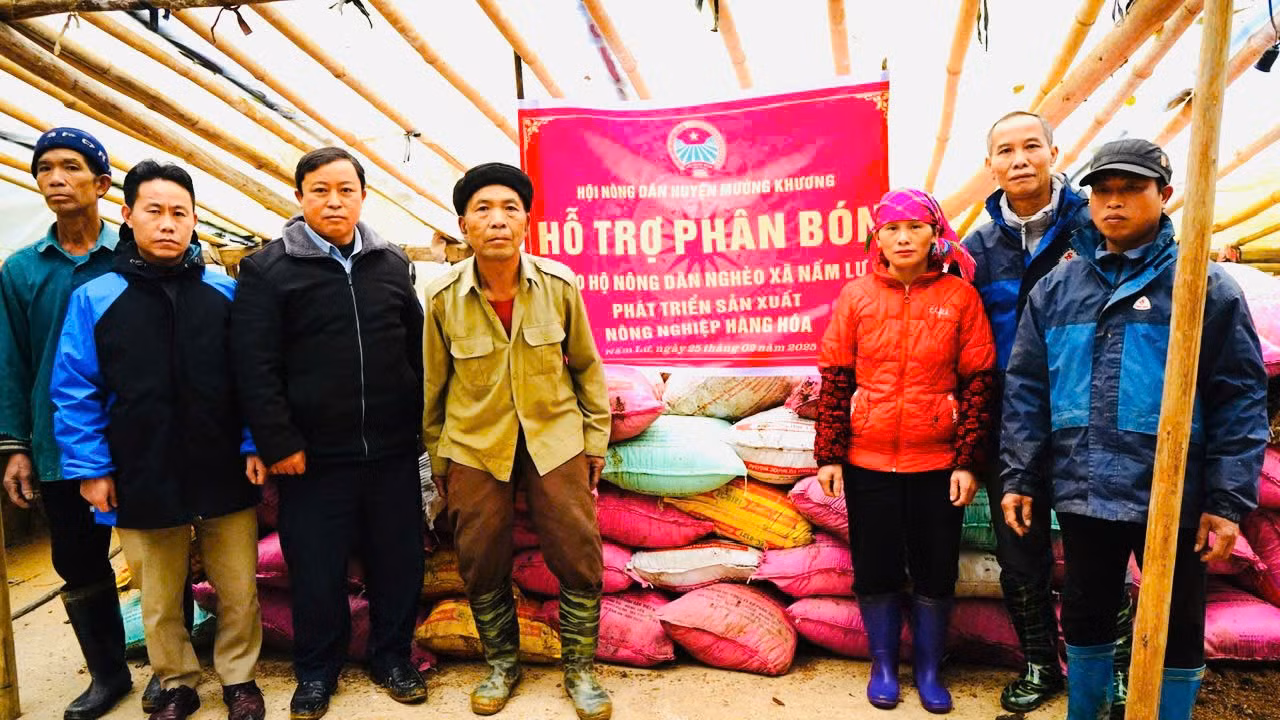 hoi-nong-dan-ho-tro-phan-bon-cho-cac-ho-ngheo-xa-nam-lu.jpg