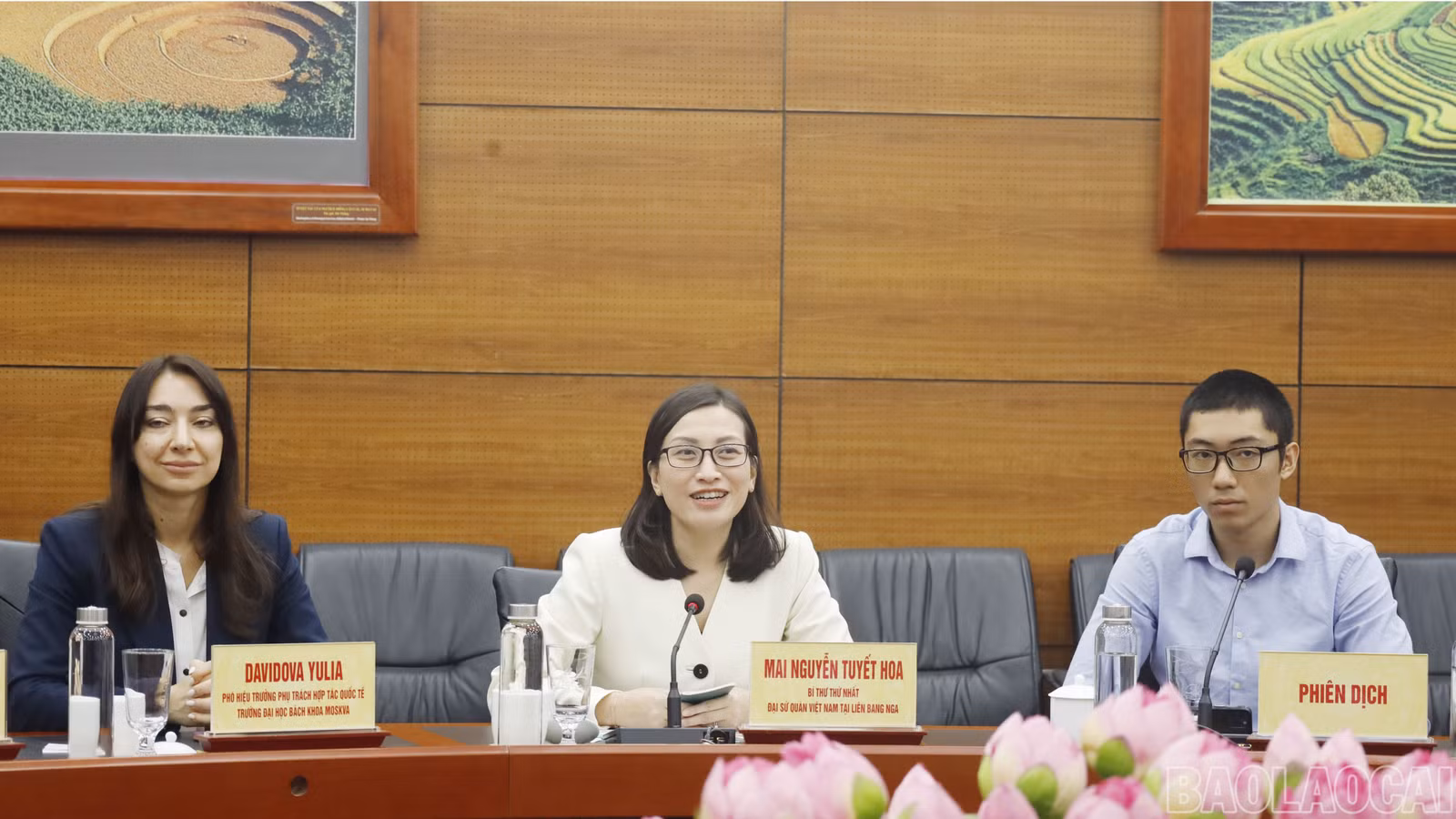 Bà Mai Nguyễn Tuyết Hoa, Bí thư thứ Nhất, phụ trách Bộ phận Giáo dục, Đại sứ quán Việt Nam tại Liên bang Nga phát biểu tại buổi làm việc.