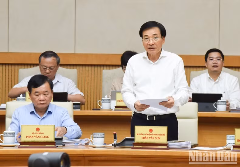 Bộ trưởng, Chủ nhiệm Văn phòng Chính phủ Trần Văn Sơn phát biểu ý kiến tại phiên họp.