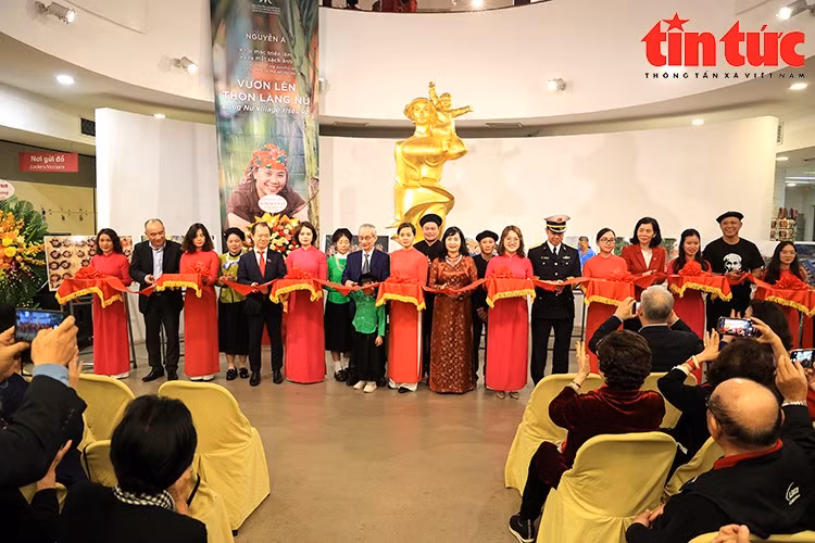 Cắt băng khai mạc triển lãm và ra mắt sách ảnh “Vươn lên thôn Làng Nủ”