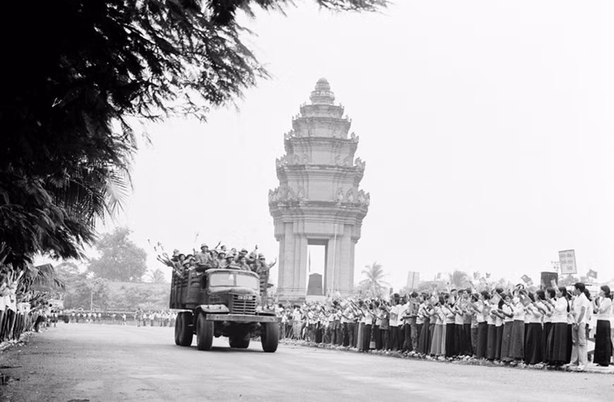 Người dân thủ đô Phnôm Pênh (Campuchia) lưu luyến chia tay quân tình nguyện Việt Nam hoàn thành nghĩa vụ quốc tế trở về nước, tháng 6/1984. Ảnh: TTXVN