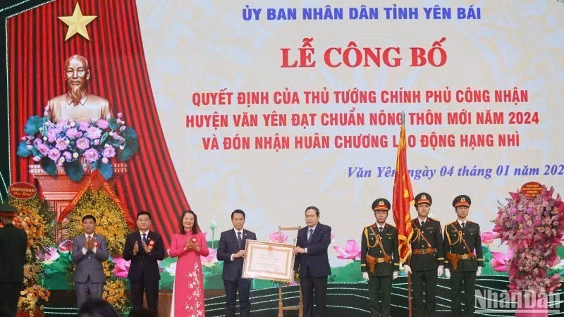 Thay mặt lãnh đạo Đảng, Nhà nước, Chủ tịch Quốc hội Trần Thanh Mẫn trao Huân chương Lao động hạng Nhì tặng Đảng bộ, chính quyền và nhân dân huyện Văn Yên.