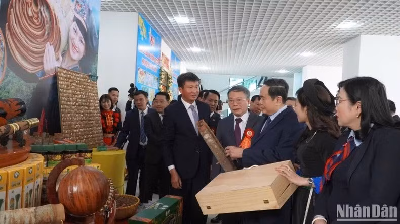 Chủ tịch Quốc hội và các đồng chí lãnh đạo bộ, ngành Trung ương thăm gian hàng trưng bày các sản phẩm văn hóa, lịch sử đặc sắc của nhân dân huyện Văn Yên (tỉnh Yên Bái).