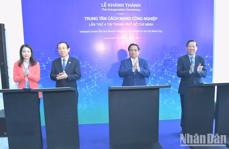 Thủ tướng Phạm Minh Chính và các đồng chí lãnh đạo thực hiện nghi thức ký lưu niệm điện tử nhân dịp Lễ khánh thành. (Ảnh: Thanh Giang)