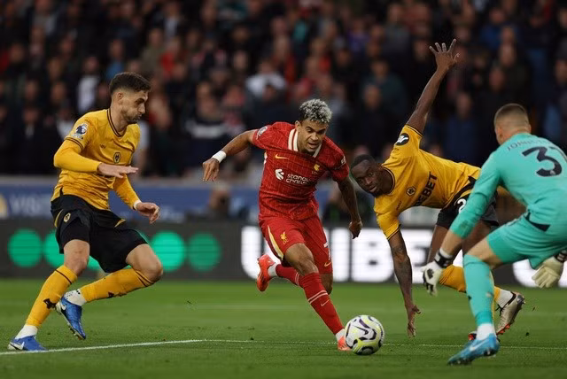 Hàng thủ Wolves vất vả ngăn trở các chân sút Liverpool.