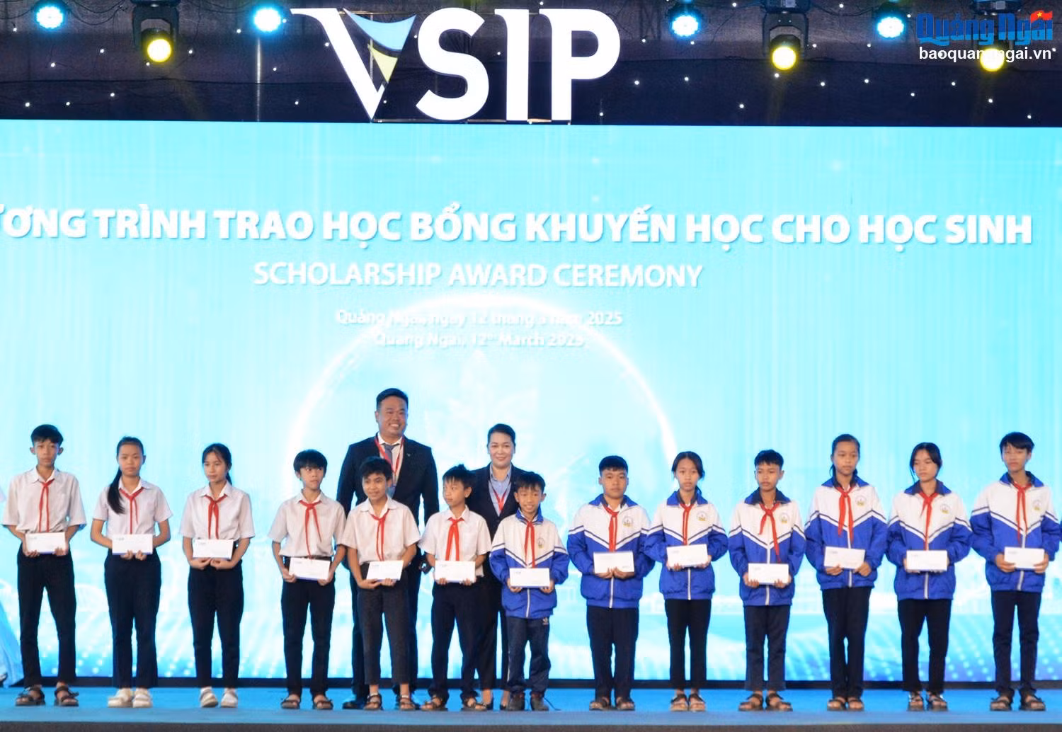 Lãnh đạo Công ty TNHH VSIP Quảng Ngãi trao học bổng cho học sinh.