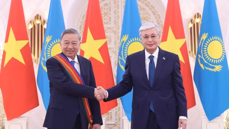 Tổng thống Kassym-Jomart Tokayev trao Huân chương Hữu nghị hạng Nhất của Kazakhstan tặng Tổng Bí thư Tô Lâm. (Ảnh: TTXVN)