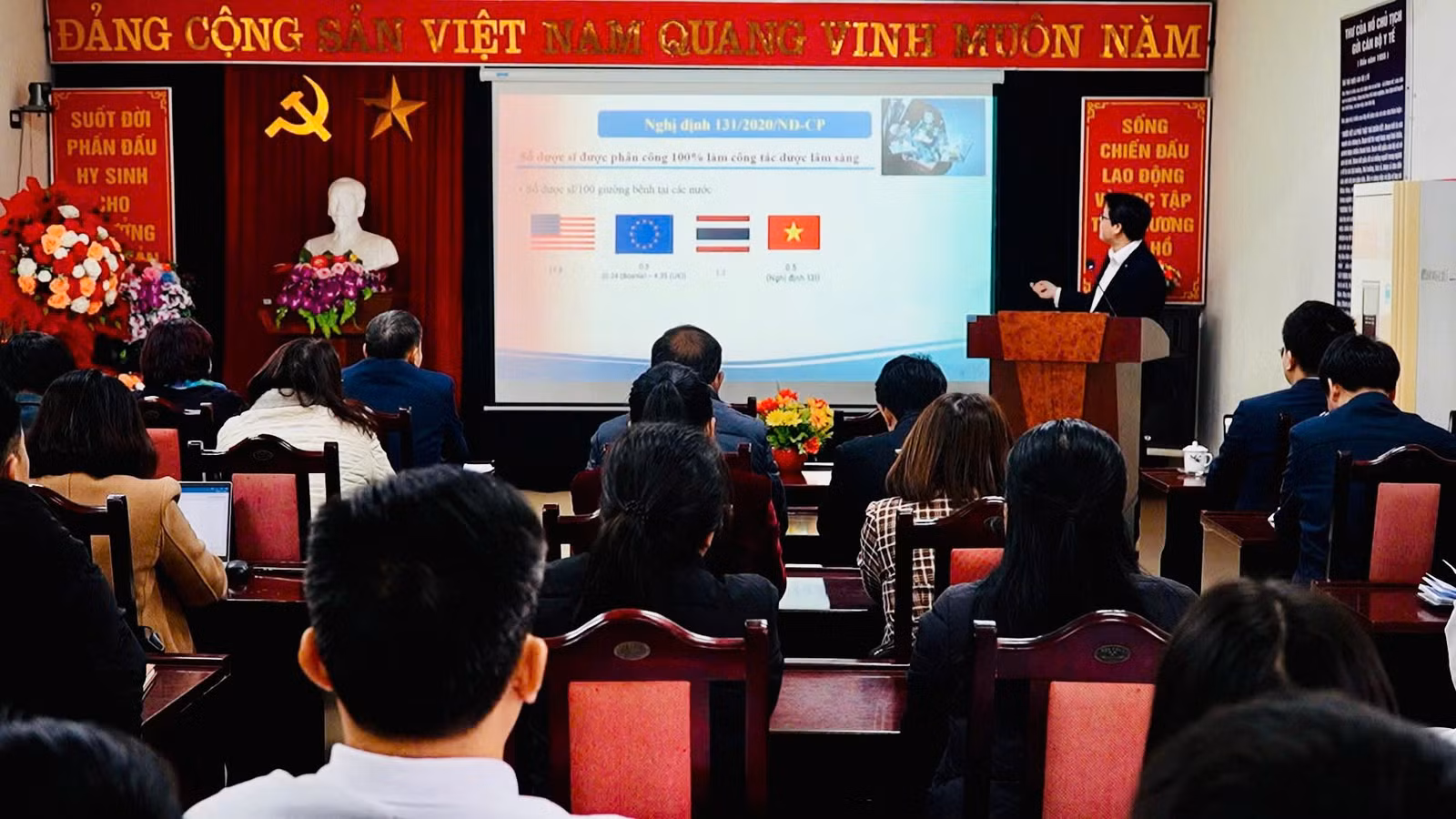 pho-giao-su-tien-sy-nguyen-thanh-hai-truong-dai-hoc-duoc-ha-noi-giang-ve-noi-dung-chuyen-doi-so-trong-cong-tac-duoc-lam-sang.jpg