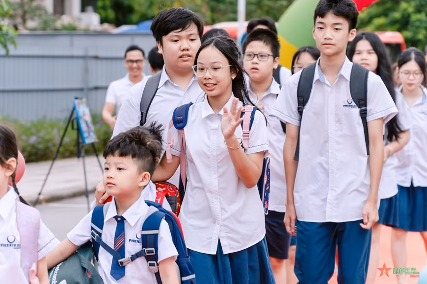 Học sinh Trường phổ thông liên cấp Phenikaa phấn khởi đến trường.