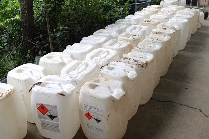 Can chứa axit acetic công nghiệp mà Lê Thị Lộc mua về để pha chế, sản xuất giấm giả.