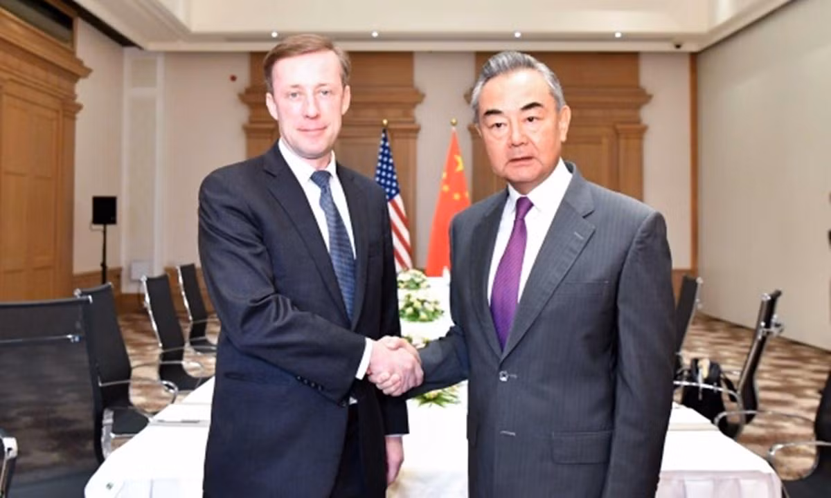 Cố vấn an ninh quốc gia Mỹ Jake Sullivan và ông Vương Nghị trong cuộc gặp tại Malta hồi tháng 9/2023. Ảnh: Bộ Ngoại giao Trung Quốc