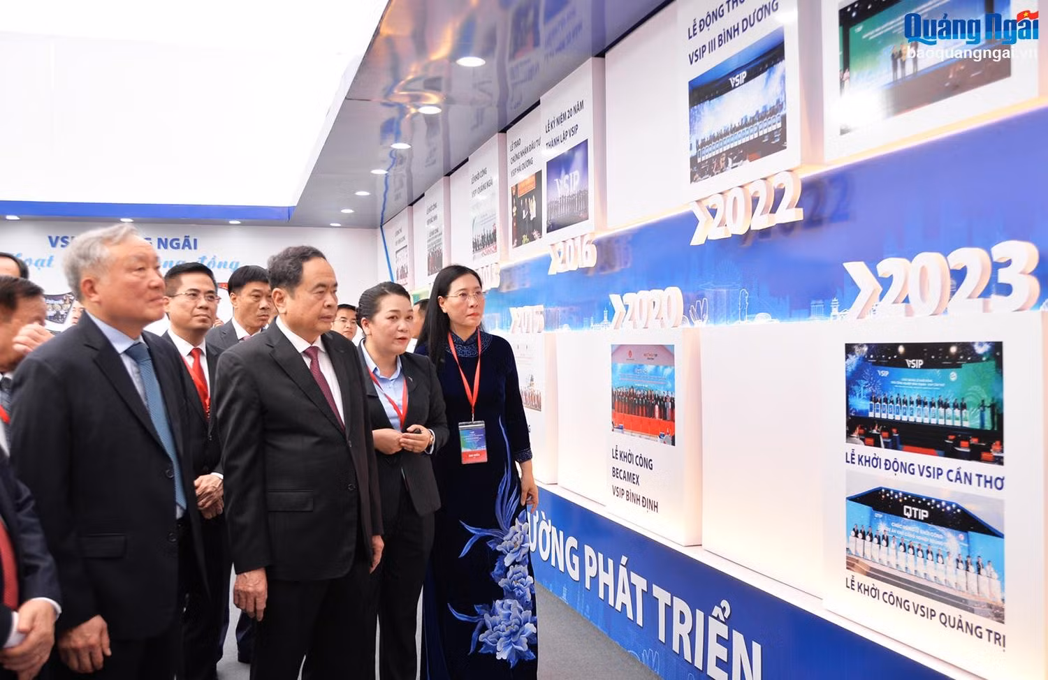 Ủy viên Bộ Chính trị, Chủ tịch Quốc hội Trần Thanh Mẫn và Ủy viên Bộ Chính trị, Phó Thủ tướng Thường trực Chính phủ Nguyễn Hòa Bình nghe giới thiệu về quá trình hình thành và phát triển của VSIP tại Việt Nam.