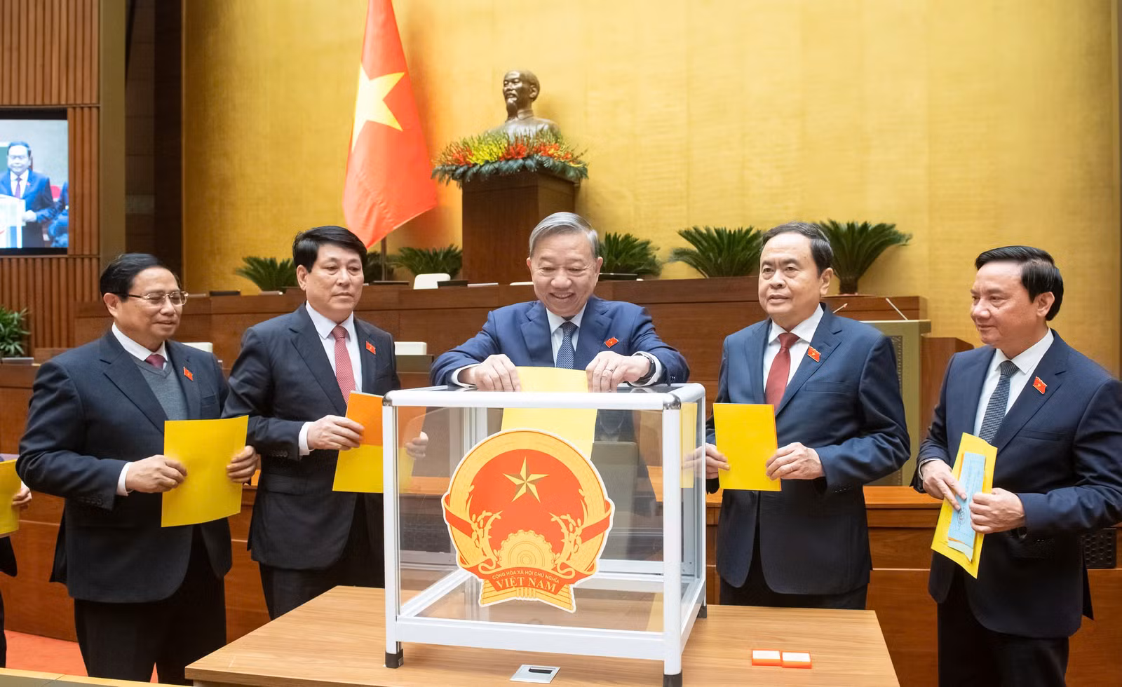 Tổng Bí thư Tô Lâm, Chủ tịch nước Lương Cường, Thủ tướng Phạm Minh Chính, Chủ tịch Quốc hội Trần Thanh Mẫn và đại biểu bỏ phiếu bầu Phó Chủ tịch Quốc hội và Ủy viên Ủy ban Thường vụ Quốc hội; Phê chuẩn đề nghị của Thủ tướng Chính phủ về việc bổ nhiệm các Phó Thủ tướng Chính phủ, Bộ trưởng và thành viên khác của Chính phủ nhiệm kỳ 2021-2026.
