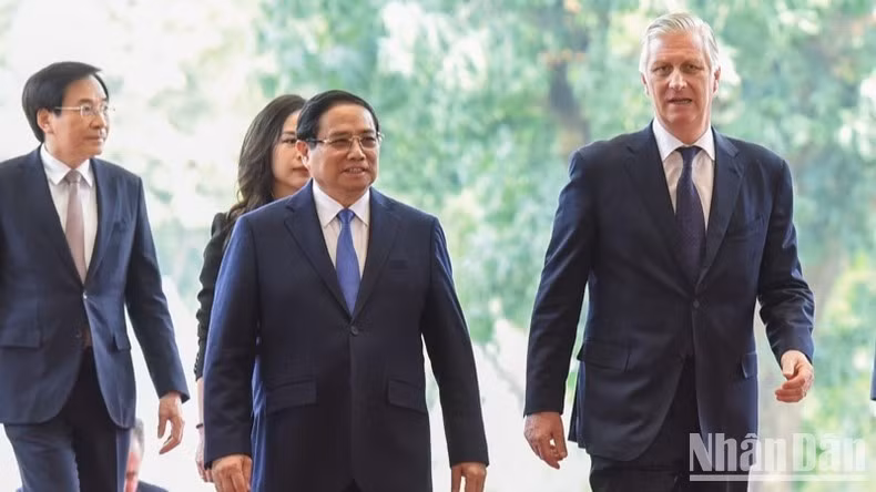 Thủ tướng Chính phủ Phạm Minh Chính đón Nhà vua Bỉ Philippe tại sảnh Trụ sở Chính phủ. (Ảnh: TRẦN HẢI)