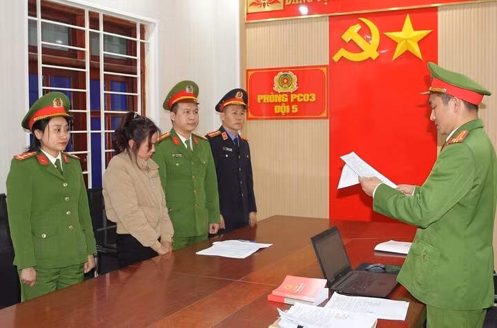 Cơ quan Cảnh sát điều tra Công an tỉnh Nghệ An đọc lệnh khởi tố vụ án, khởi tố bị can đối với Lê Thị Lộc.
