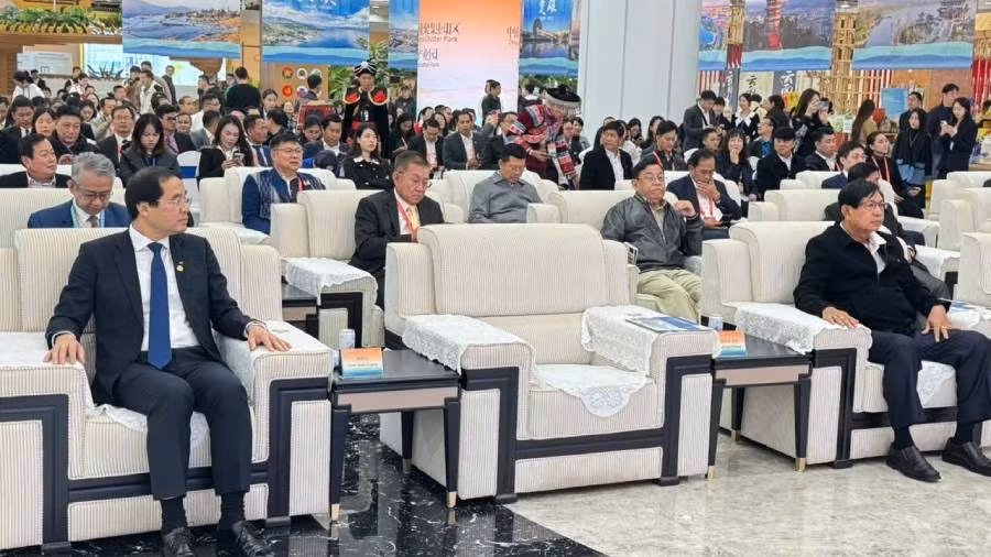 Các đại biểu nghe giới thiệu về Khu thương mại tự do 5 nước tiểu vùng sông Mê Kông.